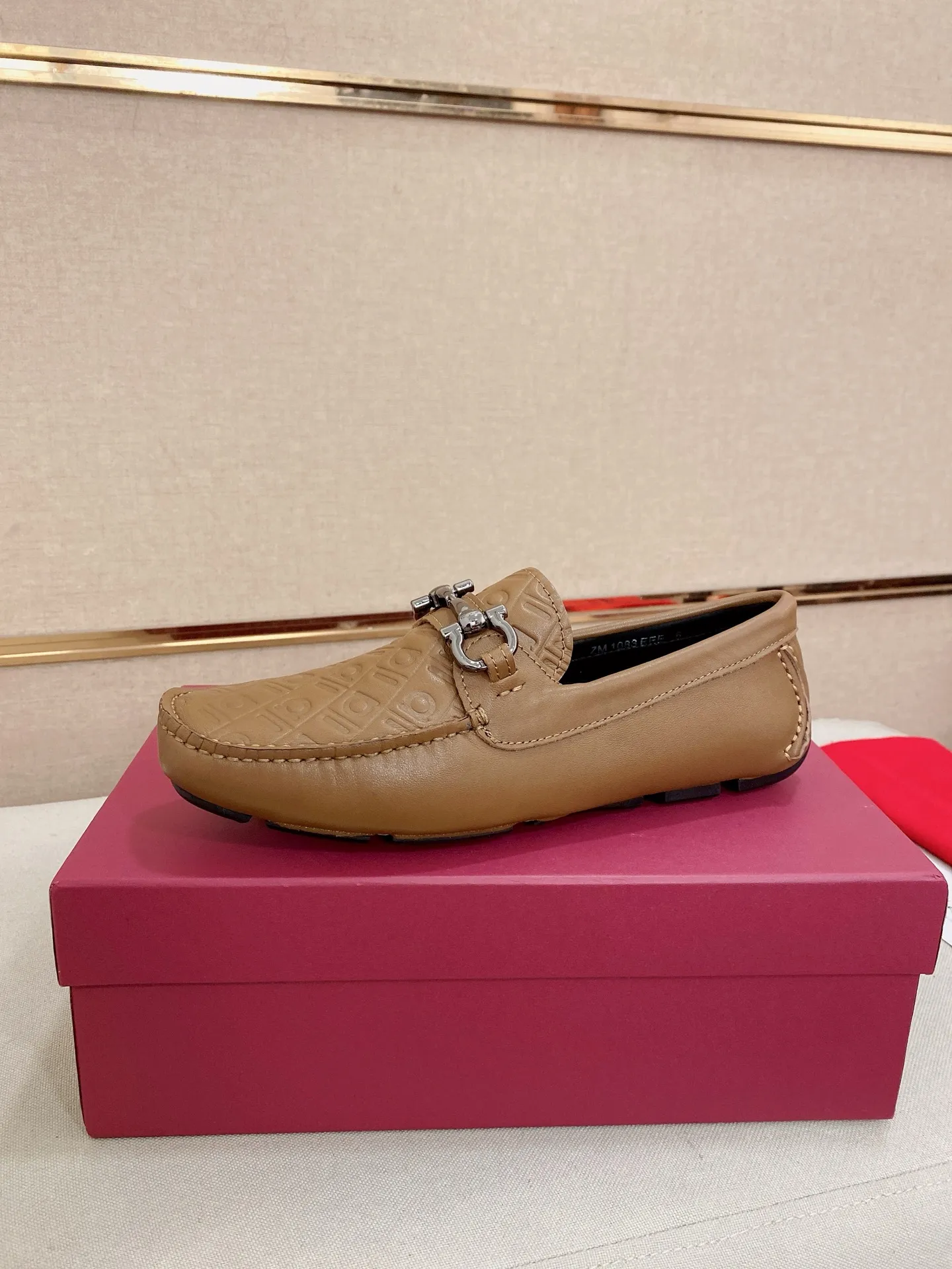 Men's shoes💰: 560💰High-end quality! Ferragamo🆕🆕Exclusive hot-selling products in stock🔥🔥New products on the shelves, high-quality Ferragamo men's pea shoes, high-end casual driving shoes, with complete packaging! 💪 💪 Material: imported cowhide 🐂 + imported high-quality water-dyed cowhide lining + wear-resistant outsole 👍🏻👍🏻 Features: high-end and comfortable, purely handmade 🚀 🚀 Create the perfect shoes that suit you best 🔥 🔥 Size: (38-44) 45 standard size can be customized!